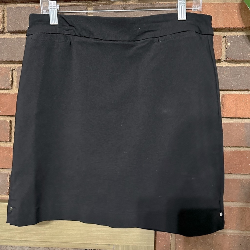 🛍️ Kim Rogers black skirt with shorts under. Excellent condition.